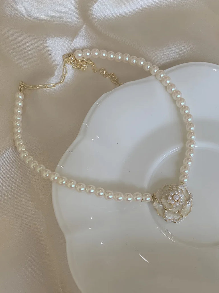 Elegant Camellia Pearl Necklace SCARLET DARKNESS